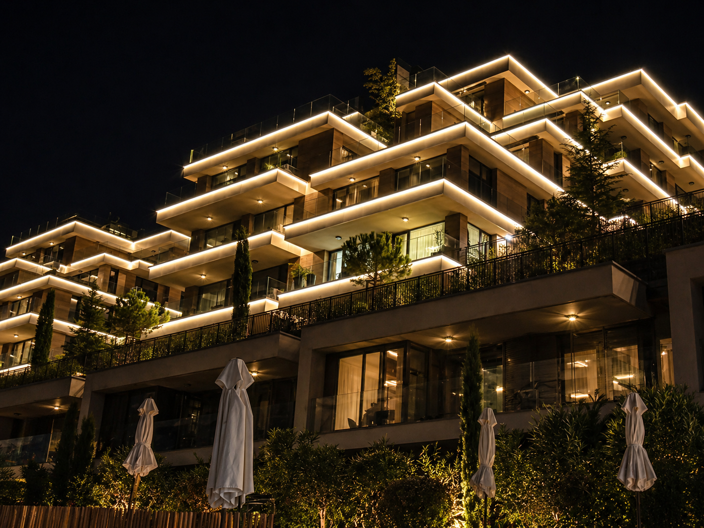 Beleuchtete Abendansicht des Azur Panorama Resorts